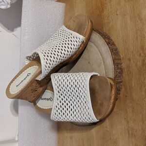 Bare Traps Flossey White Wedge Sandals Size 8